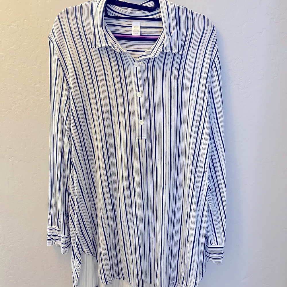 White & navy striped sleep shirt size M
